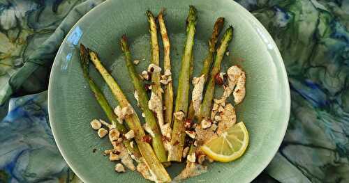 ASPERGES GRILLÉES AU CITRON ET À LA NOISETTE