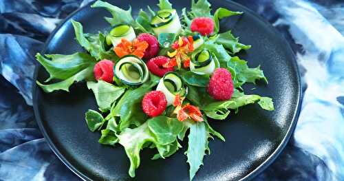 SALADE ACIDULÉE AUX FRAMBOISES, COURGETTES ET CAPUCINES