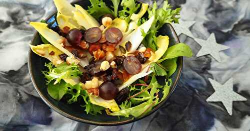 SALADE D’ENDIVES ET MESCLUN AU RAISIN MUSCAT ET AUX FRUITS SECS