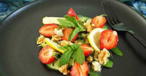 SALADE VÉGÉTALE DE COURGETTES AUX FRAISES, CÂPRES ET NOIX