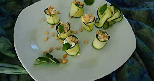 ROULEAUX DE COURGETTES AU CHÈVRE FRAIS ET PIGNONS DE PIN