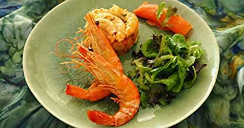 CHARLOTTE DE CREVETTES, SAUMON FUMÉ ET LA PETITE SALADE DE MESCLUN 