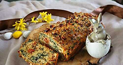 CAKE AU CHOU KALE, TOMATES CONFITES ET NOISETTES