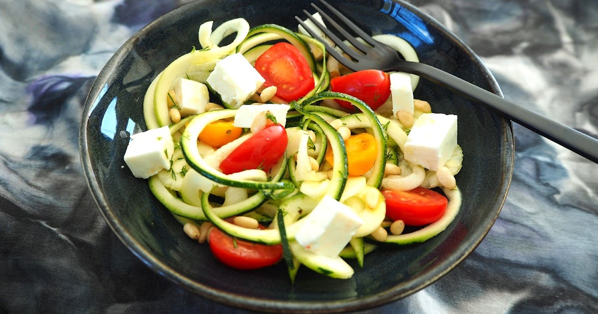 SPAGHETTIS DE COURGETTES  AUX TOMATES CERISES, FETA ET PIGNONS DE PIN 