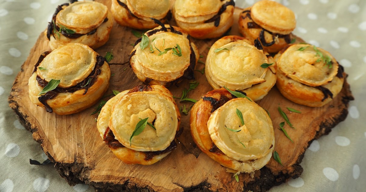 FEUILLETÉS À LA CONFITURE D’OIGNONS, AU CHÈVRE ET AU THYM