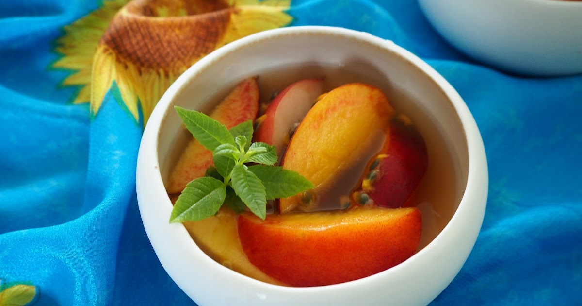 SOUPE DE PȆCHES ET FRUITS DE LA PASSION AU SIROP D’AGAVE ET VERVEINE