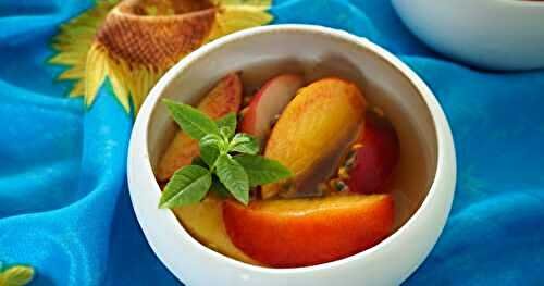 SOUPE DE PȆCHES ET FRUITS DE LA PASSION AU SIROP D’AGAVE ET VERVEINE