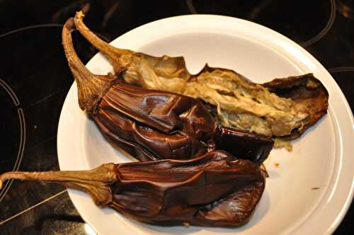 Aubergines et pommes de terre au four dans leur peau