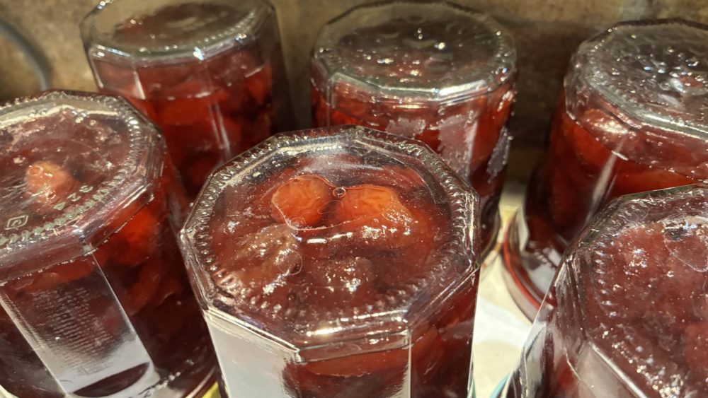 Confiture de cerises et groseilles du jardin