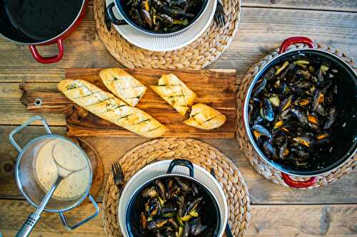 Moules marinières frites, un plat de vacances d'été