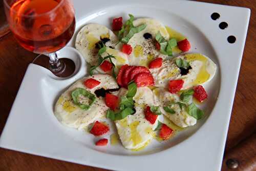 Carpaccio de mozzarella aux fraises et basilic