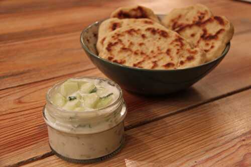 Naan au chèvre frais, sauce menthe et coriandre