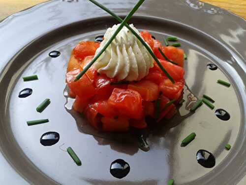 Tartare de tomate, chantilly de chèvre et miel