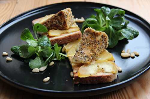 Tartine de pommes confites et camembert pané au sésame et pavot