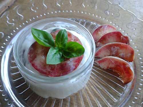 Verrine de pêches de vigne au mascarpone et basilic