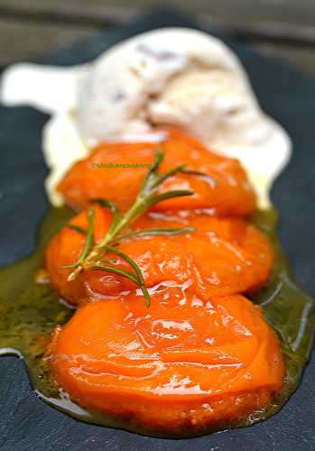 Abricots rôtis au miel, romarin avec sa boule de glace