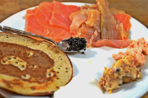 Blinis, caviar, saumons, rillettes d’esturgeon à la truffe blanche et tarama - Shukar Cooking