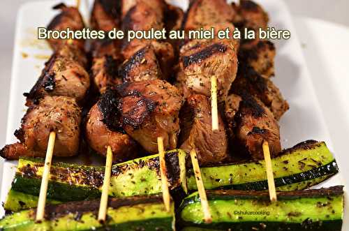 Brochettes de poulet au miel et à la bière cuites à la plancha