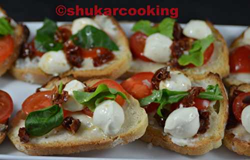 Bruchetta gorgonzola, tomates cerise, tomates à l’huile et mozzarella