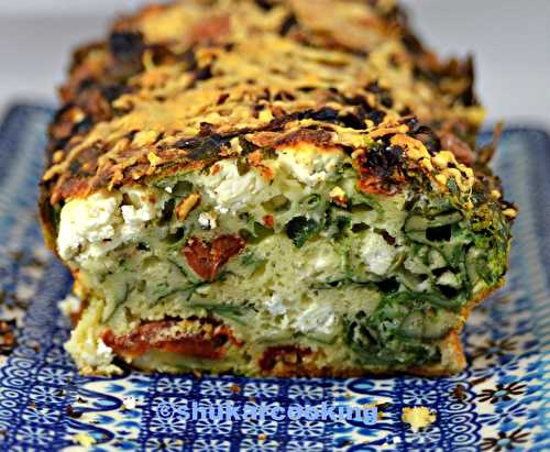 Cake salé à la roquette mâche, feta et tomate séchées