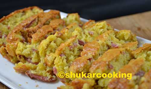 Cake salé au bacon et au pesto de pistaches sans gluten.