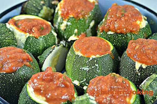 Courgettes farcies aux œufs brouillés, tomates et basilic