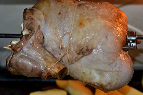 Épaule d’agneau en broche parfumé au beurre de truffe blanche - Shukar Cooking