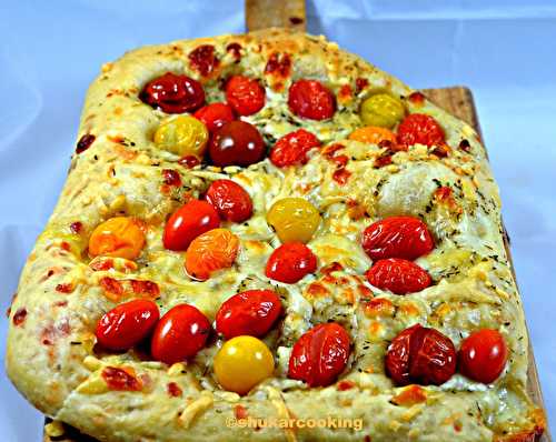 Focaccia aux fromages et tomates cerise