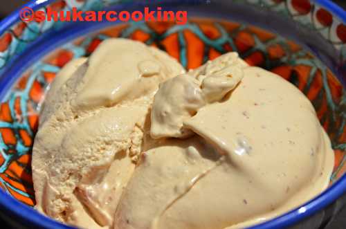 Glace caramel beurre salé aux noix de macadamia caramélisées - Shukar Cooking