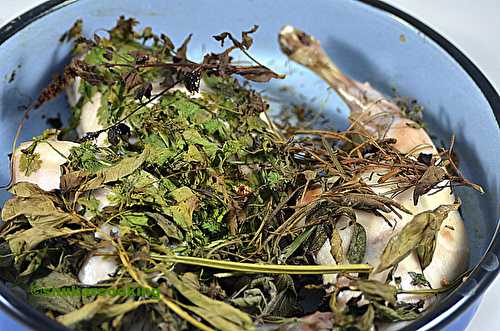 Lapin sous une couverture d’herbes du jardin