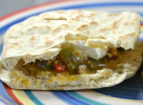 Œufs et légumes brouillés dans un pain pita