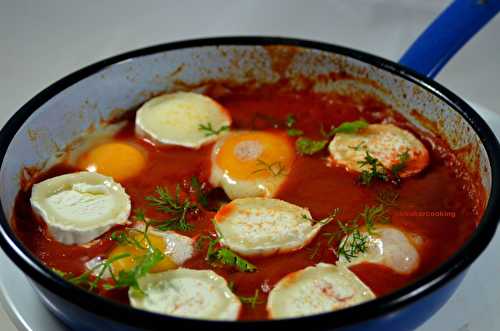 Œufs sur le plat à la sauce tomate et chèvre