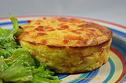 Omelette aux spaghettis et au fromage à fondu cuite au four