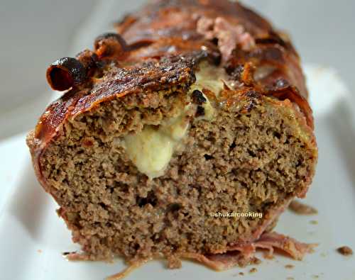 Pain de viande enveloppé de poitrine fumée et farci à la mozzarella