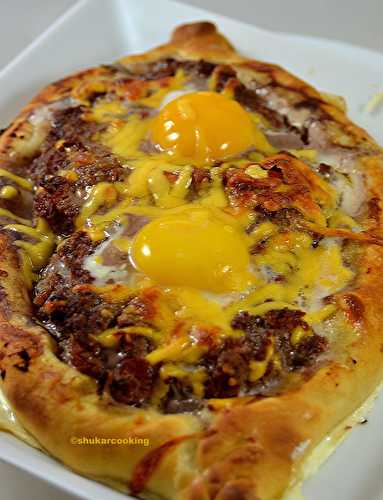 Pain géorgien Khachapuri à la viande et aux œufs