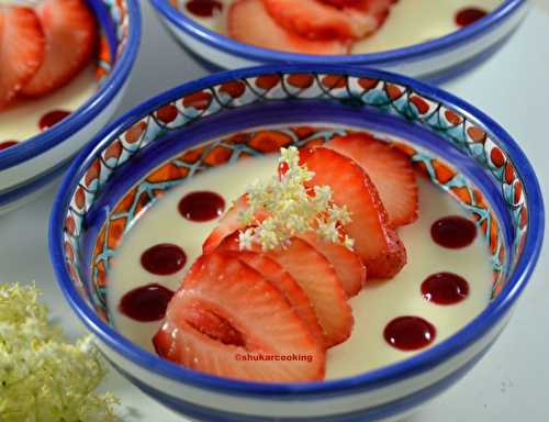 Panna cota à la fleur de sureau et carpaccio de fraises