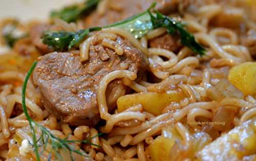 Porc sauté à l’ananas, coriandre et nouilles ramen