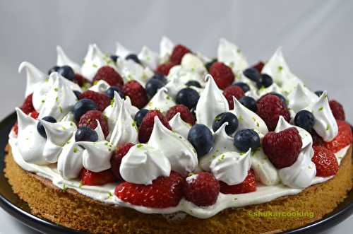 Tarte aux fruits rouges, chantilly mascarpone, meringue et zestes de citron vert