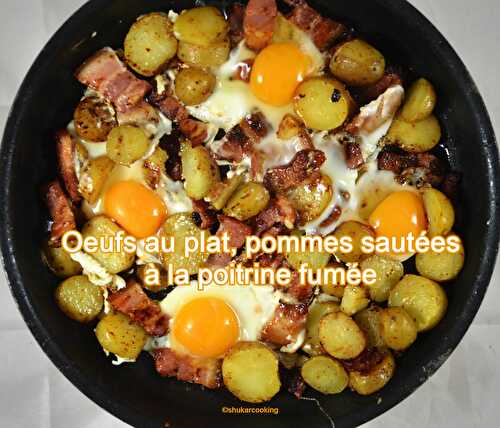 Œufs au plat, pommes sautées à la poitrine fumée