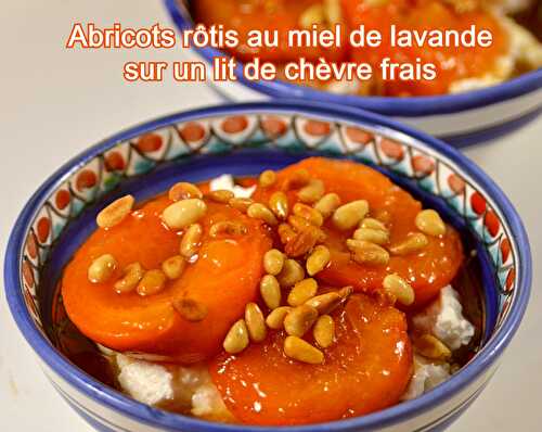 Abricots rôtis au miel de lavande sur un lit de chèvre frais