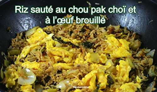 Riz sauté au chou pak choï et à l’œuf brouillé