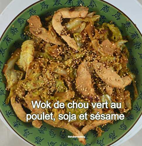Wok de chou vert au poulet, soja et sésame doré