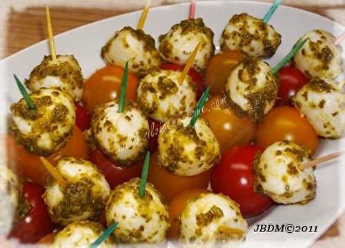 Brochettes Tomates, Mozzarella & Pesto