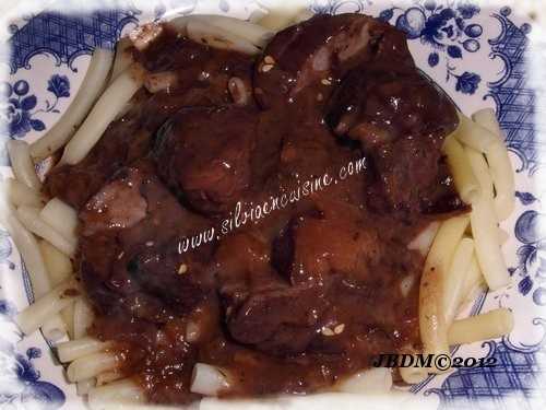 Sauté de Porc aux Pruneaux & Vin Rouge