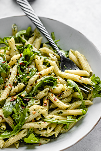 Salade de pâtes au pesto et roquette vegan