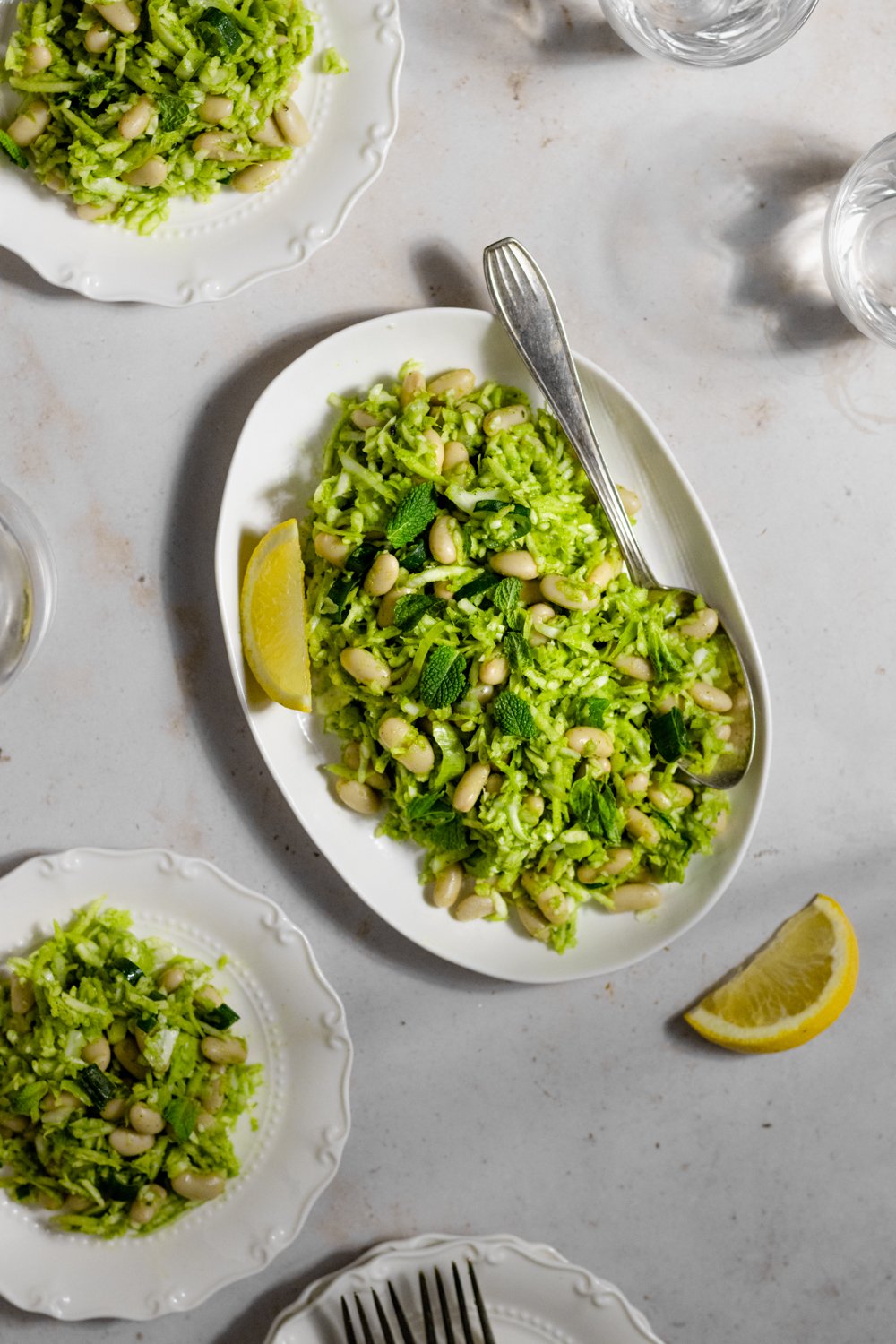 Salade de chou, haricots blancs et sauce aux herbes