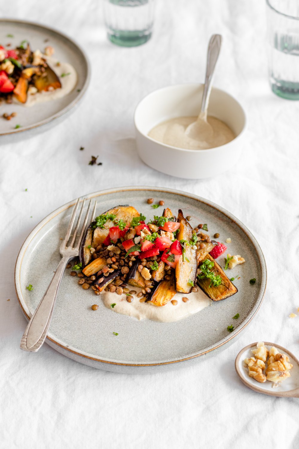 Aubergines et lentilles grillées, salsa de fraises et sauce  tahini 