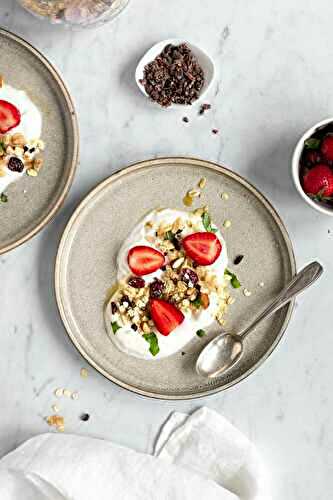 Muesli amandes, canneberges et éclats de fèves de cacao à la poêle