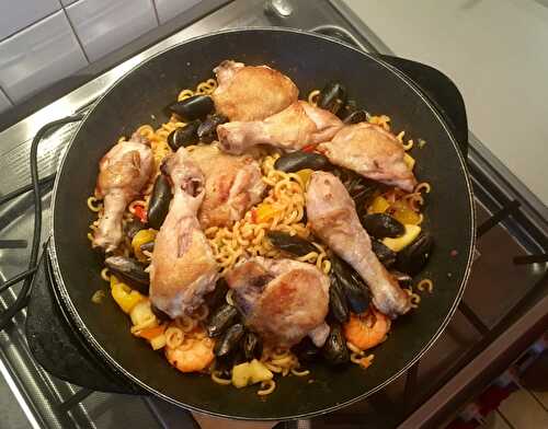 Fideua au poulet et fruits de mer