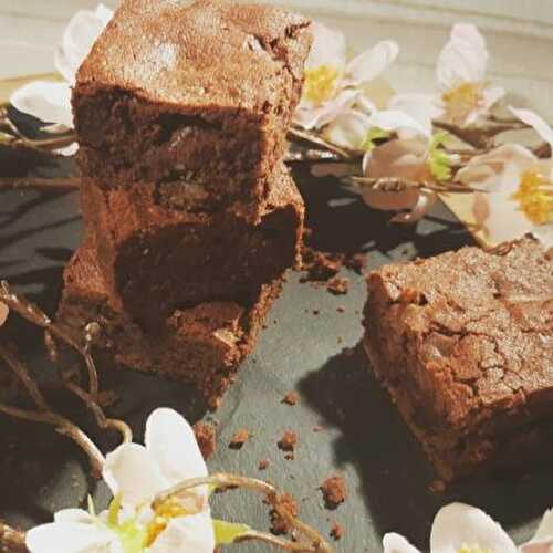 Brownie Noix de Pécan, Éclats de Chocolat Noir et Caramel Beurre Salé